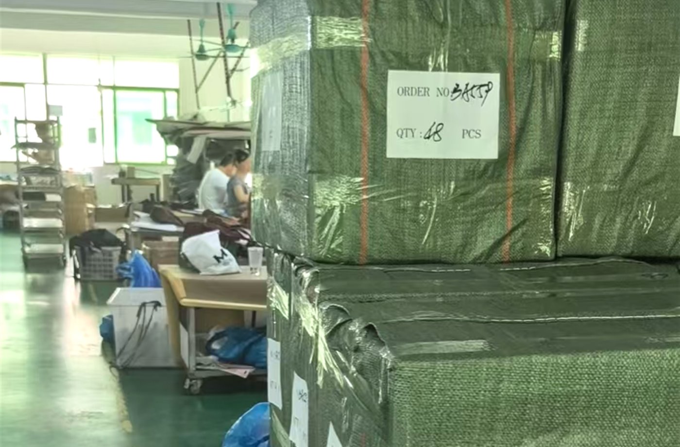 Gift packaging and carton handling for bulk handbag orders